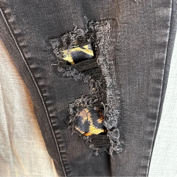 Judy Blue Black Leopard Patch Distressed Skinny Jeans 11/30 Mid Rise Raw Hem EUC - Picture 4 of 9